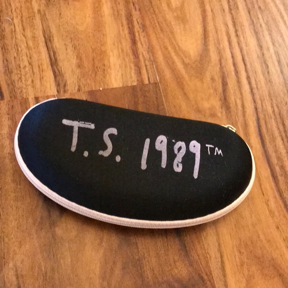 HUGE TAYLOR SWIFT BUNDLE - Picture 6 of 8